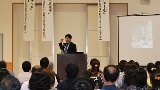 講演する白石さん