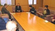 市長室で応対する西川副市長